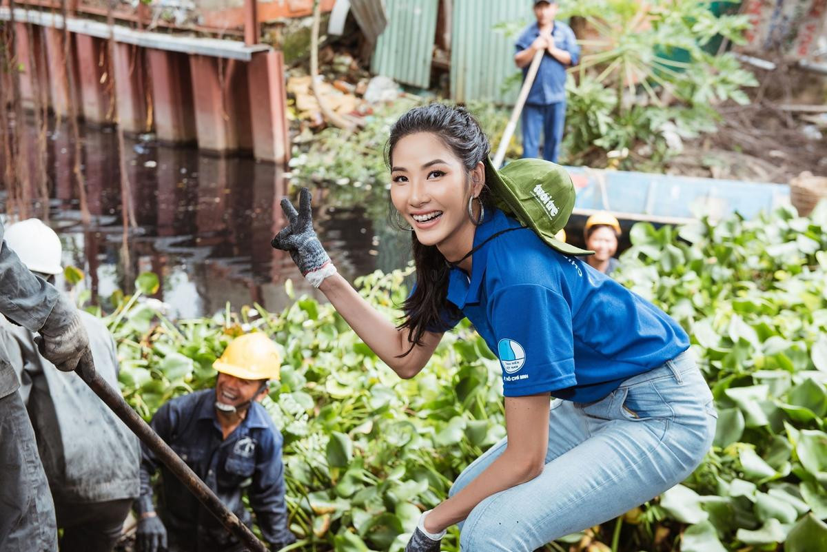 Khoảnh khắc đẹp của Hoàng Thùy: Dù đang niềng răng vẫn cười tươi hết cỡ, thần thái rạng ngời đây chứ đâu! Ảnh 2