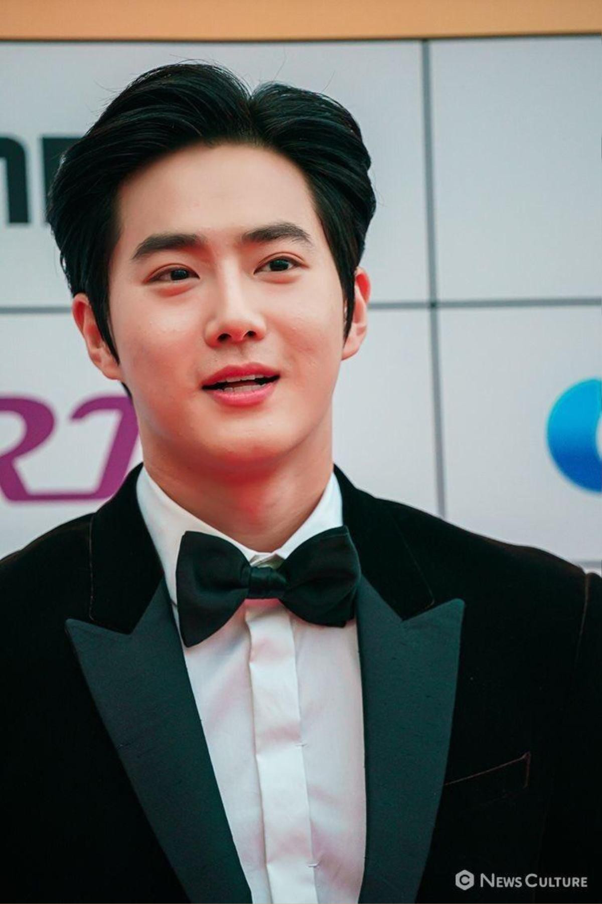 Suho (EXO) điển trai như hoàng tử trên thảm đỏ DIMF khiến bao trái tim 'ngã gục' Ảnh 1