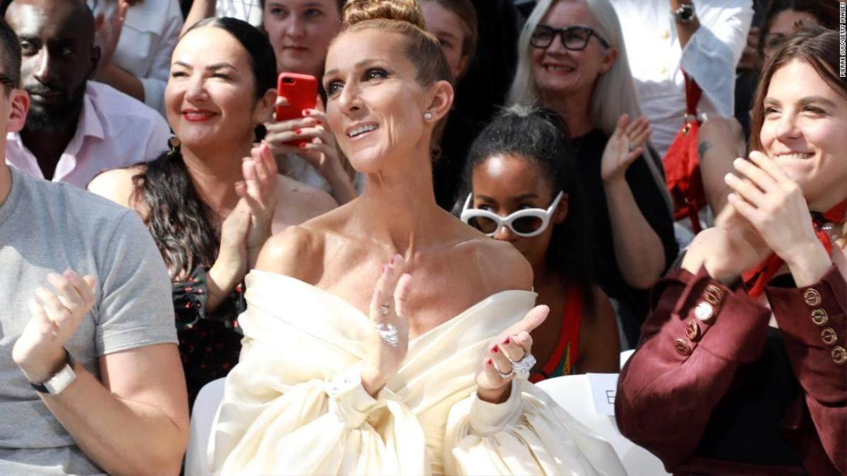 Ở tuổi 51, Céline Dion tự tin mặc váy ngắn táo bạo, khoe chân trần nuột nà tại Paris Couture Ảnh 3