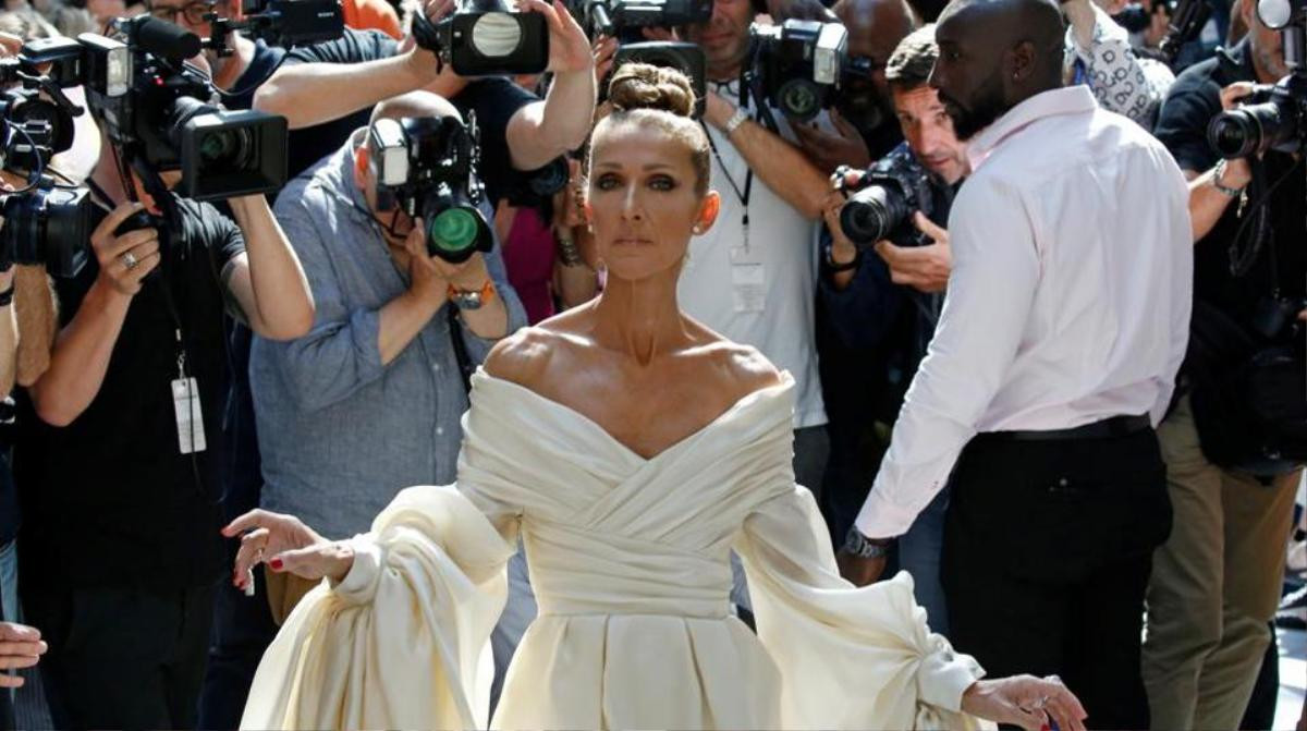 Ở tuổi 51, Céline Dion tự tin mặc váy ngắn táo bạo, khoe chân trần nuột nà tại Paris Couture Ảnh 4