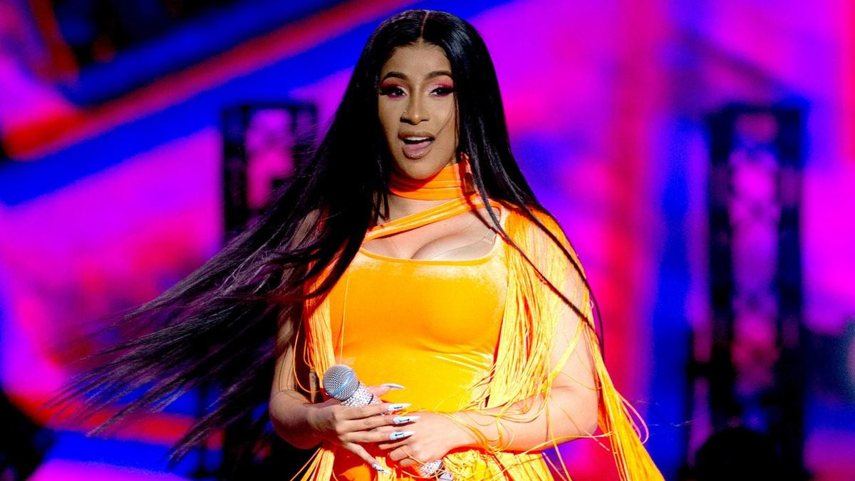 Sau màn 'quăng tóc' bá đạo tại Wireless Music Festival, Cardi B hối hận muốn tìm lại mái tóc giả của mình Ảnh 3