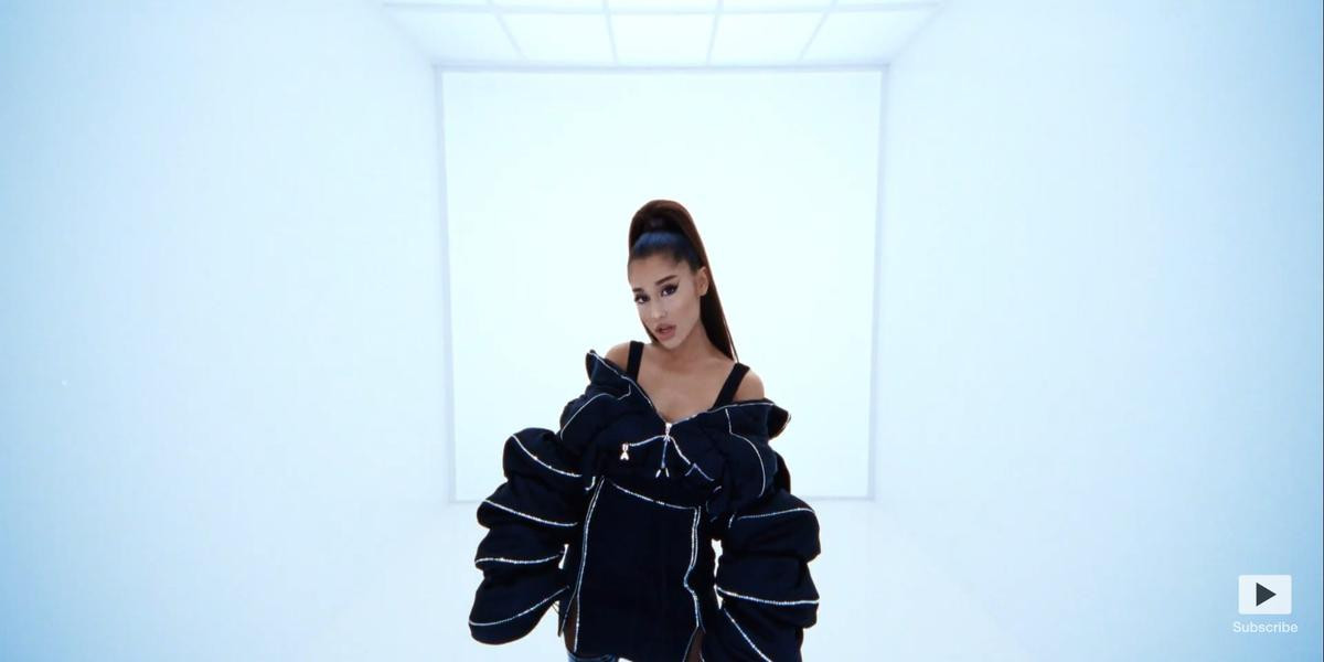 Có ai như Ariana Grande: Đi chụp hình tạp chí, tiện nhờ 'phó nháy'… quay luôn MV mới Ảnh 2