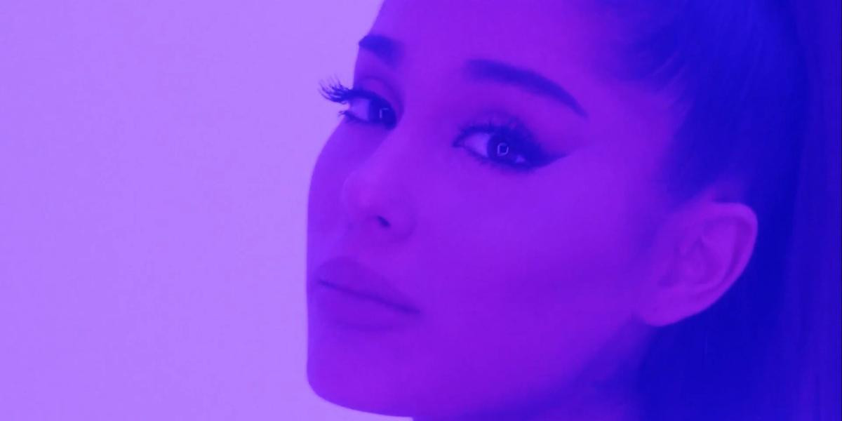 Có ai như Ariana Grande: Đi chụp hình tạp chí, tiện nhờ 'phó nháy'… quay luôn MV mới Ảnh 3