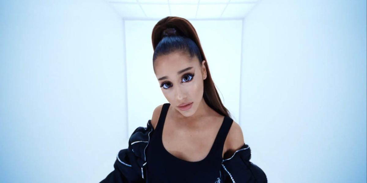 Có ai như Ariana Grande: Đi chụp hình tạp chí, tiện nhờ 'phó nháy'… quay luôn MV mới Ảnh 4