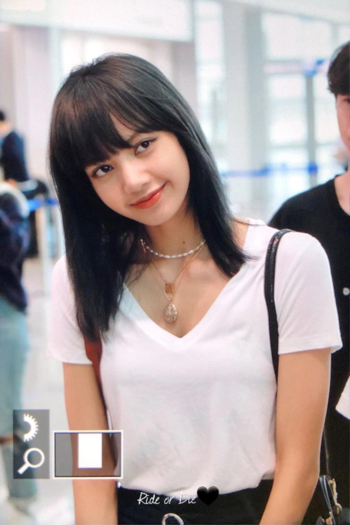 Lisa (BlackPink) gây náo loạn sân bay với mái tóc mới nhuộm màu đen xinh lung linh như búp bê Ảnh 9