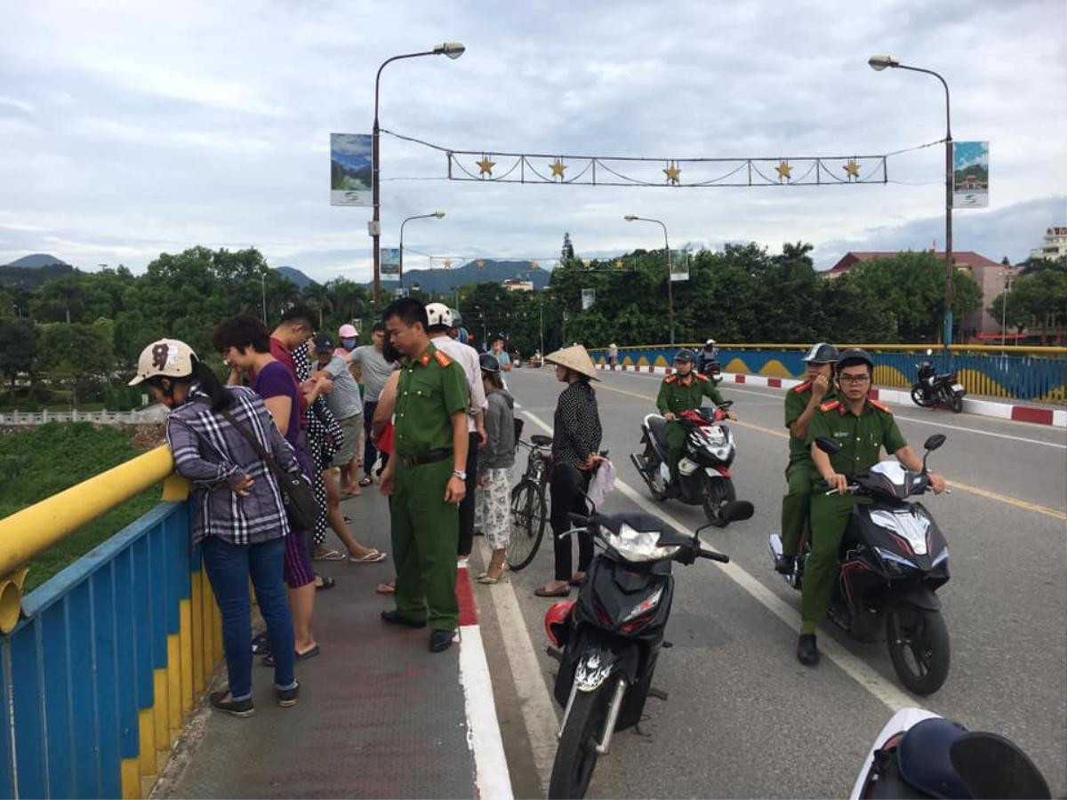 Để lại đôi dép cùng điện thoại trên cầu, cô gái trẻ nhảy xuống sông Kỳ Cùng tự tử Ảnh 1