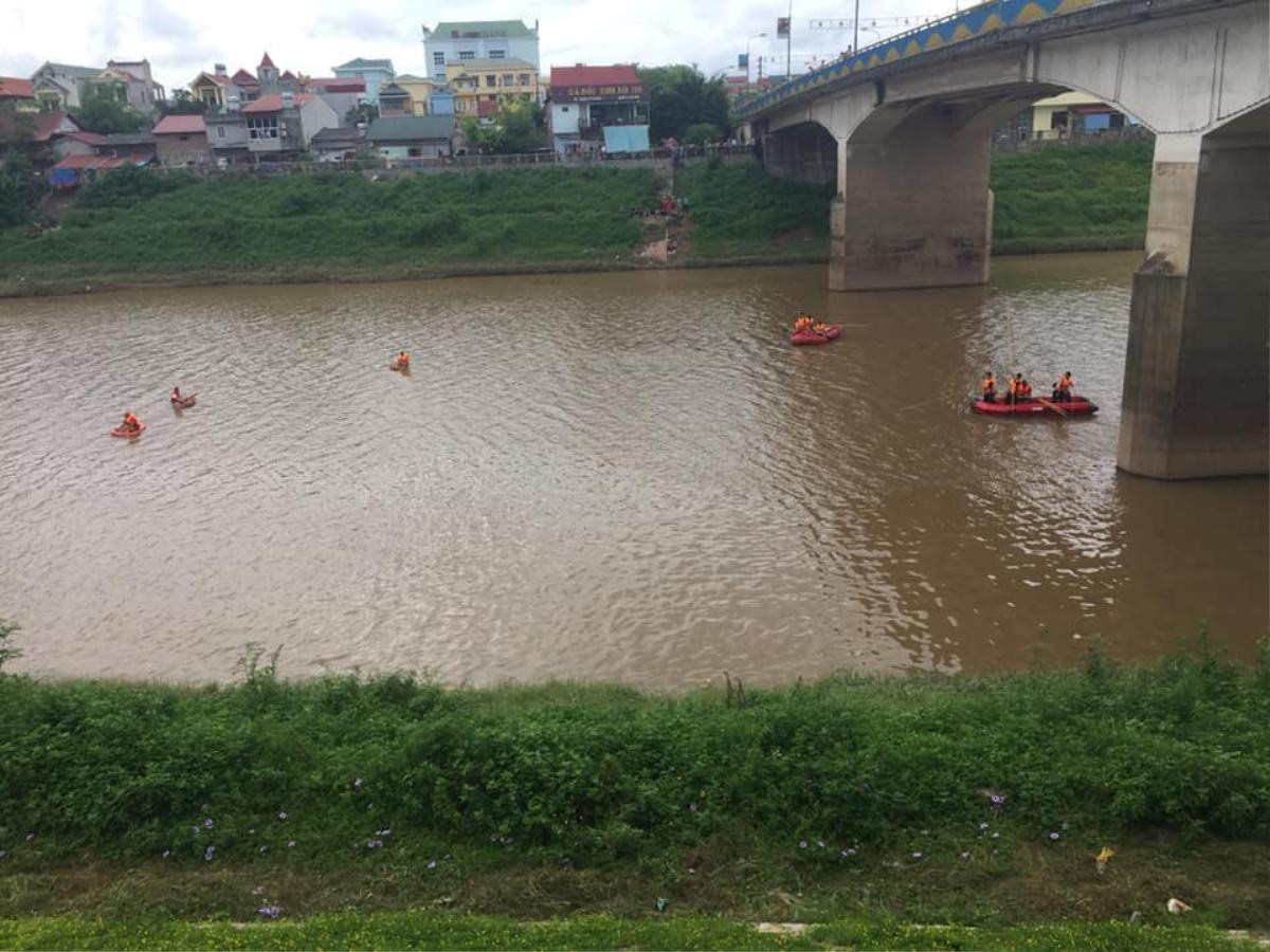 Để lại đôi dép cùng điện thoại trên cầu, cô gái trẻ nhảy xuống sông Kỳ Cùng tự tử Ảnh 2