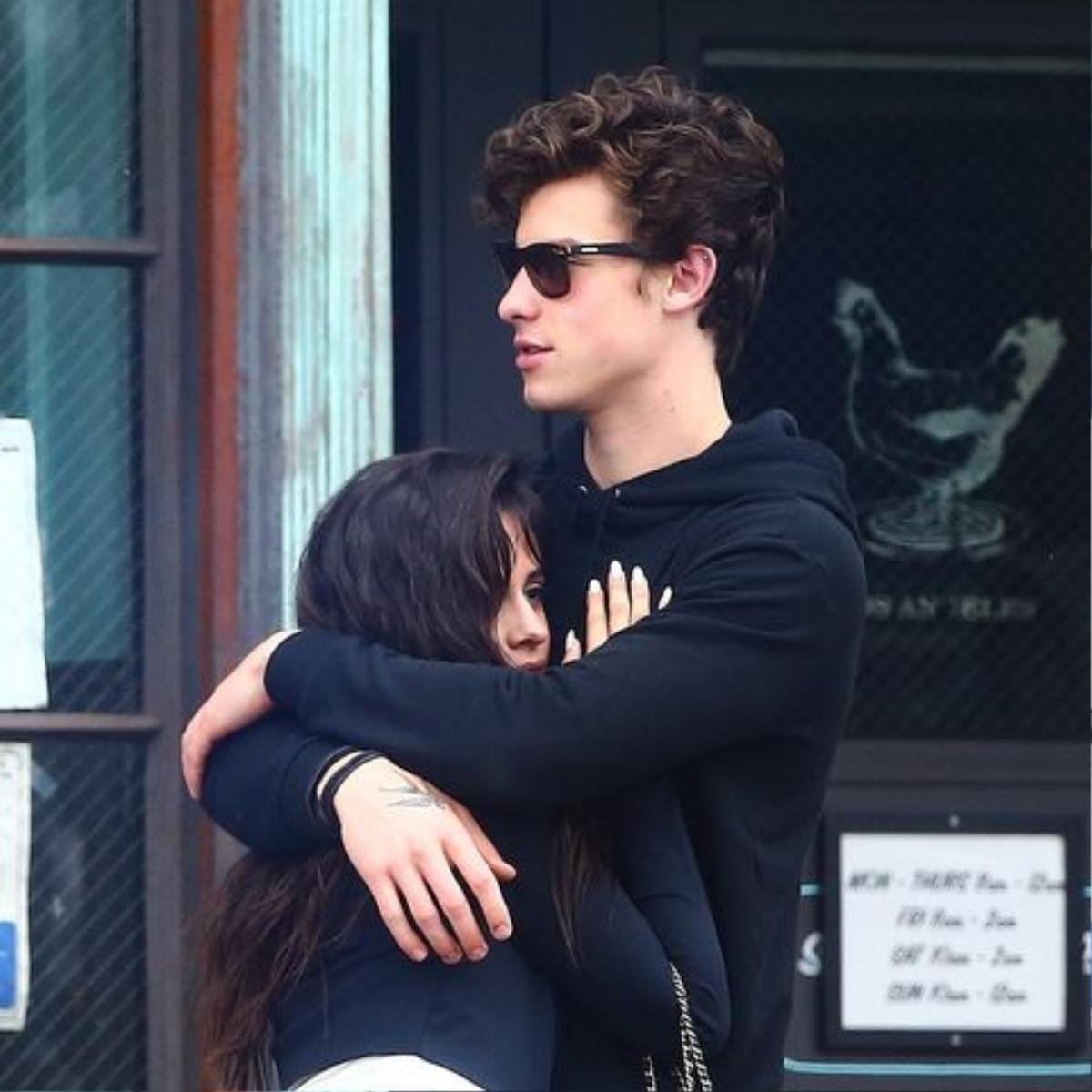 Dù phủ nhận tin đồn hẹn hò nhưng hình ảnh thân thiết này của Shawn Mendes và Camila Cabello lại khiến fan nghi ngờ Ảnh 5