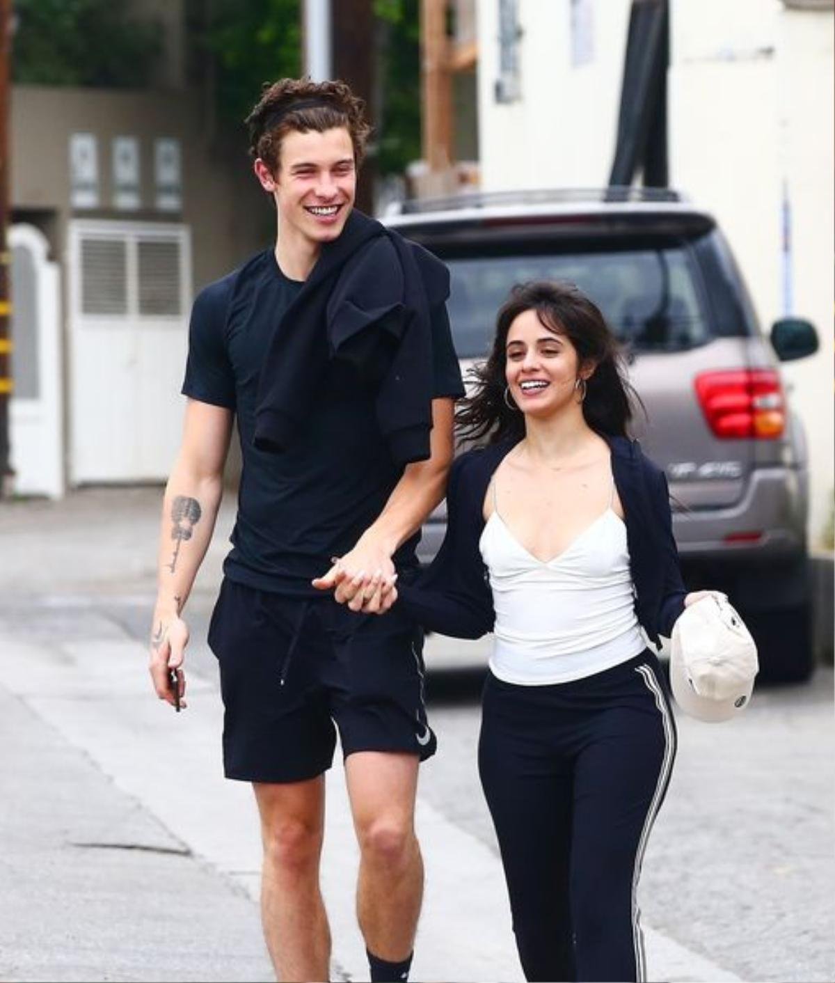 Dù phủ nhận tin đồn hẹn hò nhưng hình ảnh thân thiết này của Shawn Mendes và Camila Cabello lại khiến fan nghi ngờ Ảnh 4