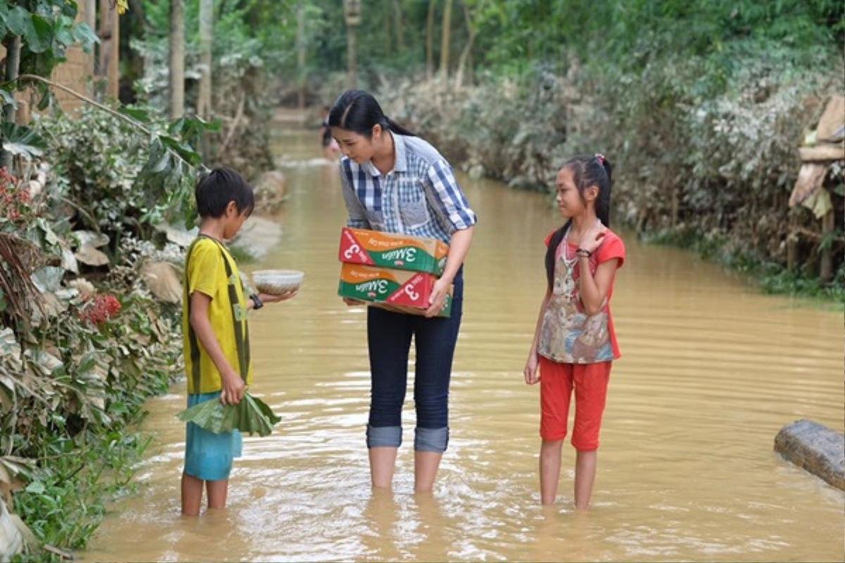 Đi từ thiện, Mỹ Tâm, H’Hen Niê giản dị bao nhiêu, quay sang Ngọc Trinh 'cạn lời' Ảnh 10