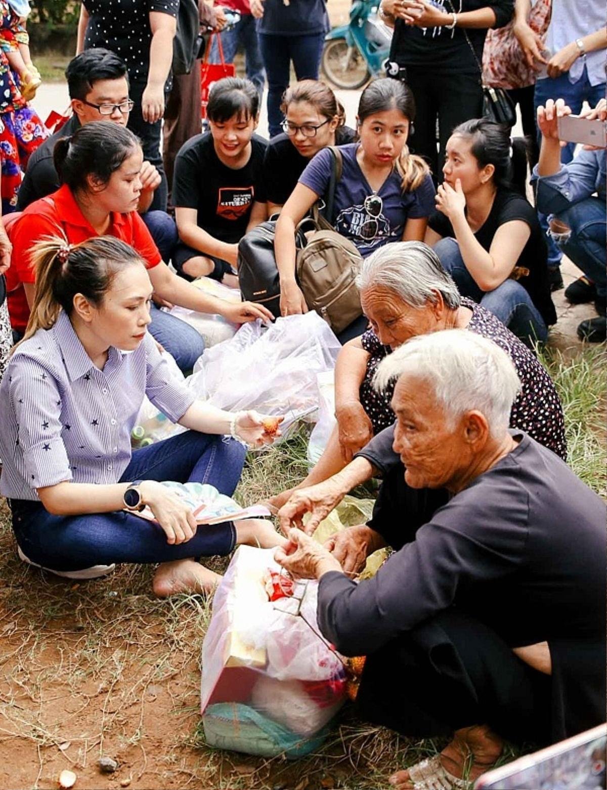 Đi từ thiện, Mỹ Tâm, H’Hen Niê giản dị bao nhiêu, quay sang Ngọc Trinh 'cạn lời' Ảnh 2