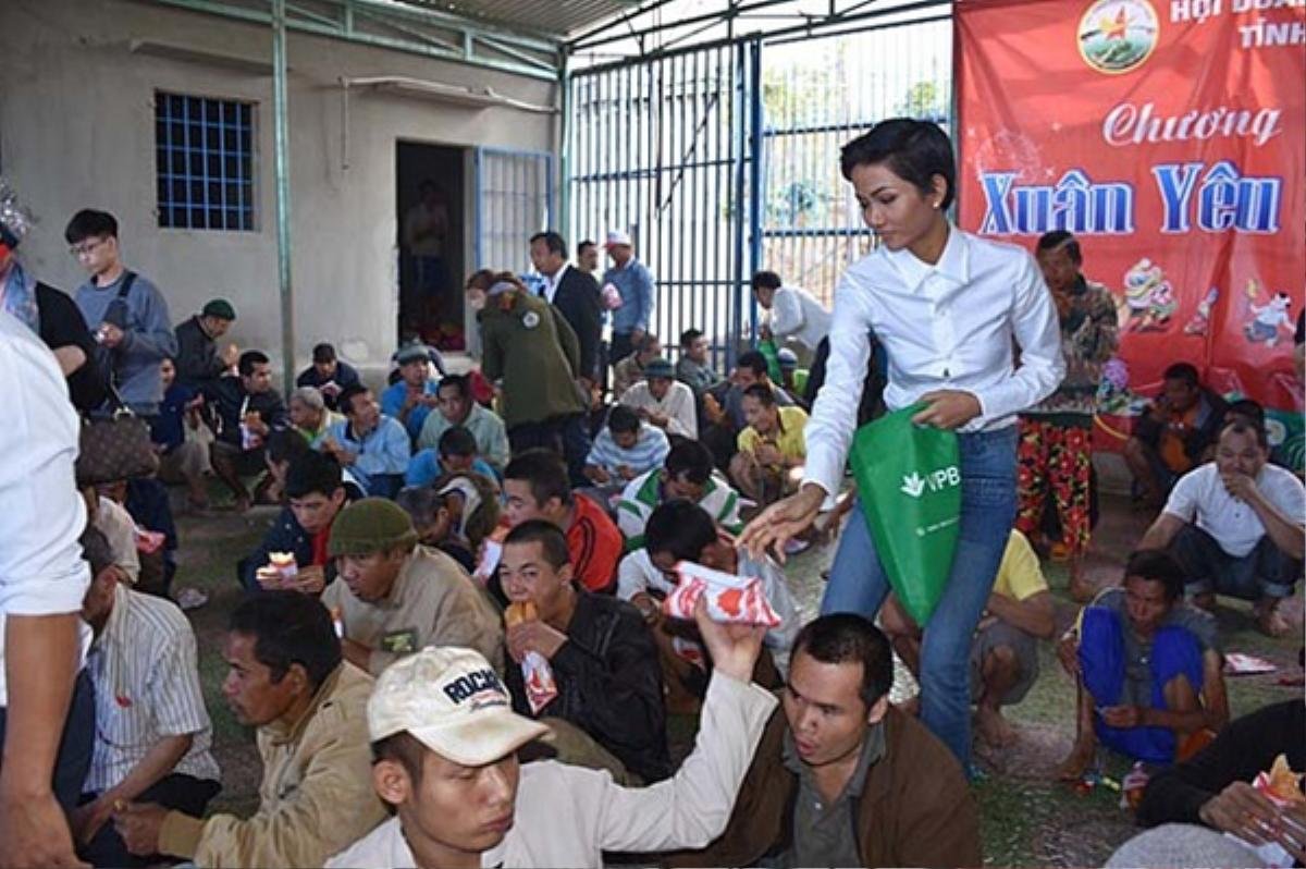 Đi từ thiện, Mỹ Tâm, H’Hen Niê giản dị bao nhiêu, quay sang Ngọc Trinh 'cạn lời' Ảnh 6