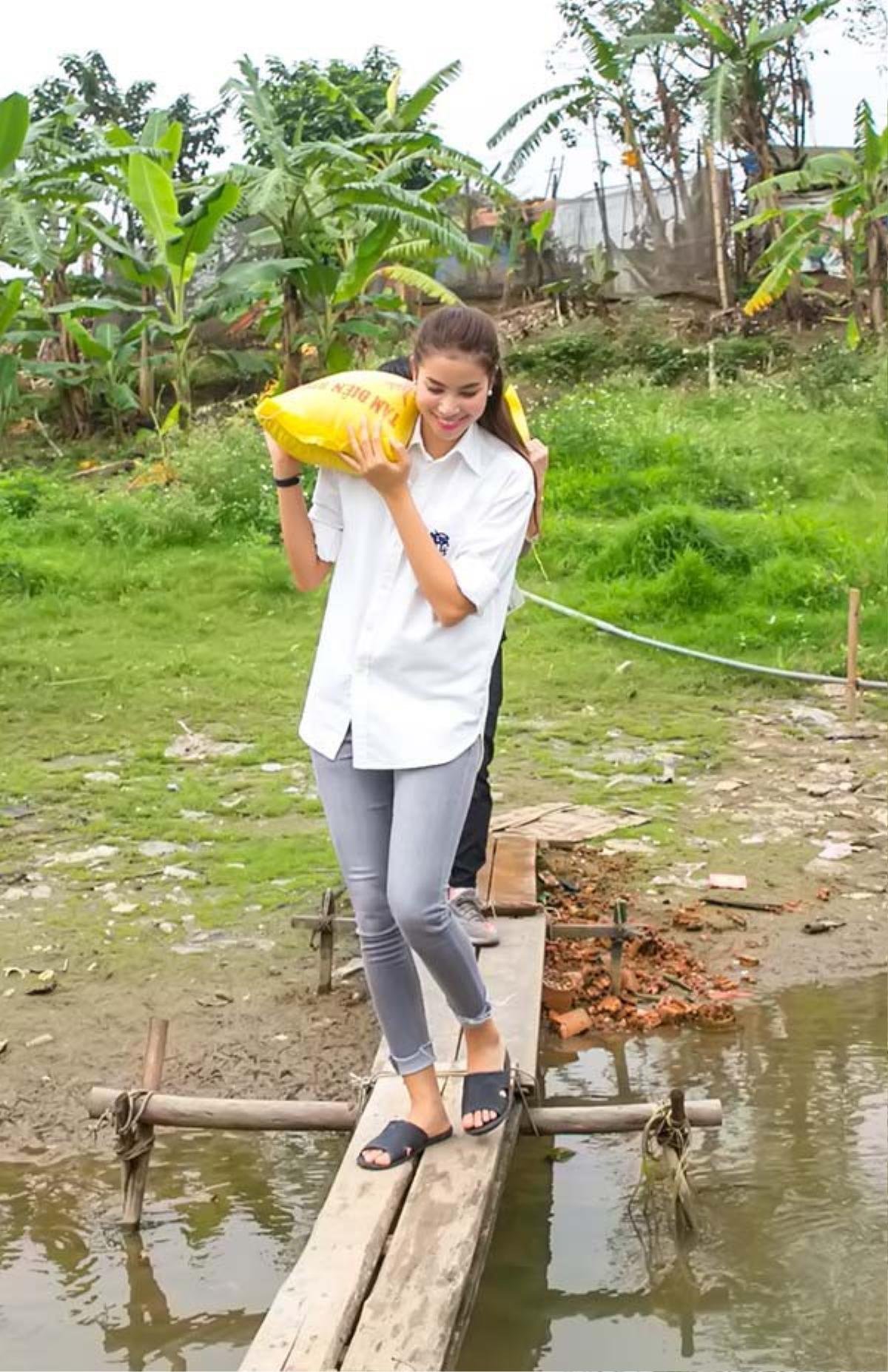 Đi từ thiện, Mỹ Tâm, H’Hen Niê giản dị bao nhiêu, quay sang Ngọc Trinh 'cạn lời' Ảnh 7