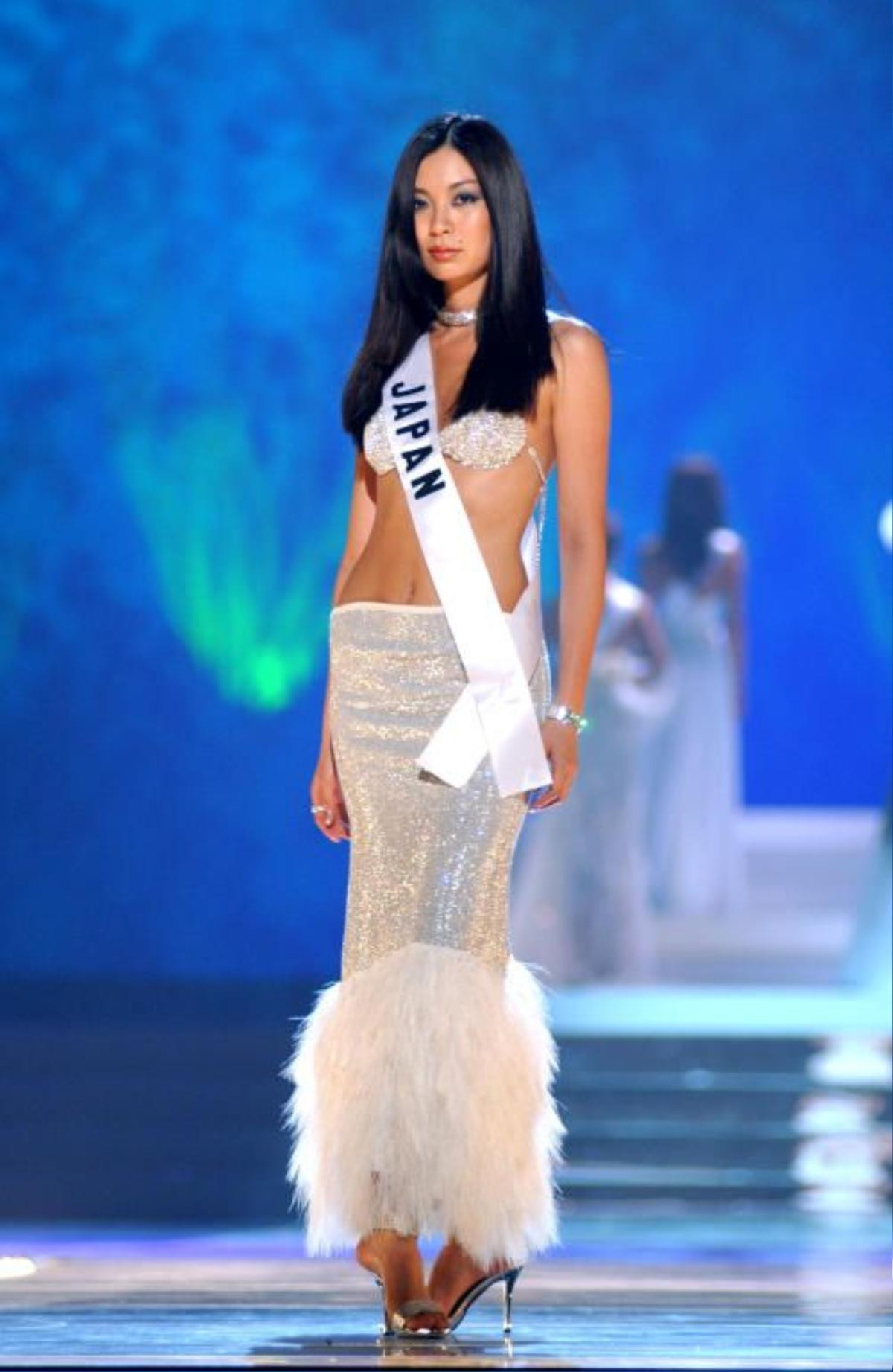 Đầm dạ hội táo bạo nhất Miss Universe: Bộ đi vào lịch sử, bộ xấu 'không tiêu hóa nổi' Ảnh 1