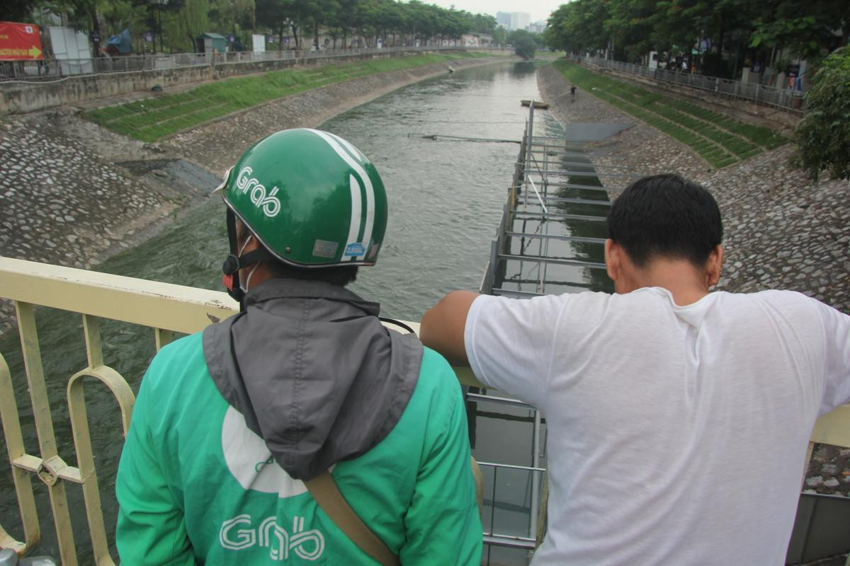 Nhận 1 triệu m3 nước từ hồ Tây, sông Tô Lịch đổi màu xanh mát lạ kỳ, người dân thích thú đến câu cá ‘khủng’ Ảnh 2