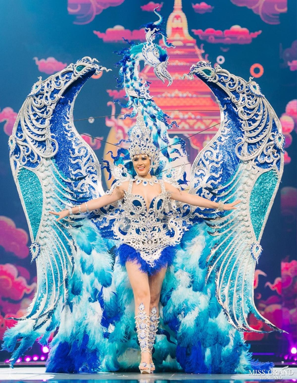 National Costume của Miss Grand Thailand 2019: Nải chuối - Con cua cũng lộng lẫy đến choáng ngợp! Ảnh 11