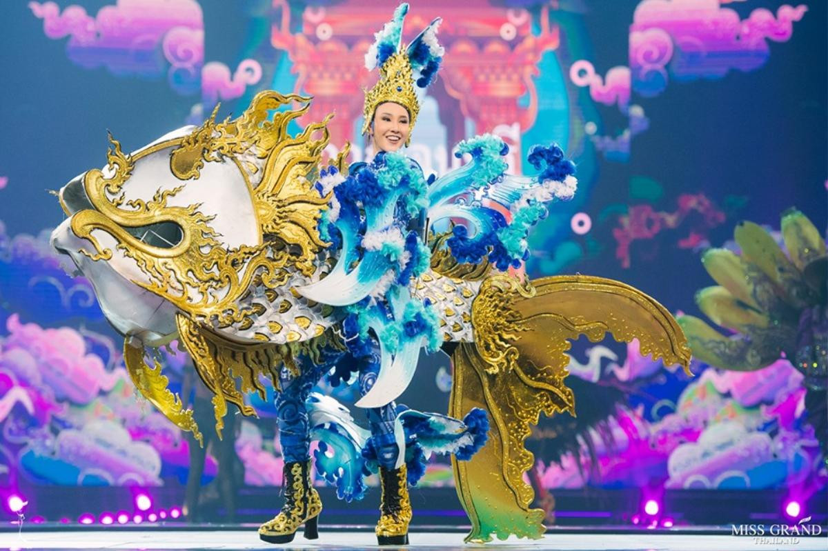 National Costume của Miss Grand Thailand 2019: Nải chuối - Con cua cũng lộng lẫy đến choáng ngợp! Ảnh 1