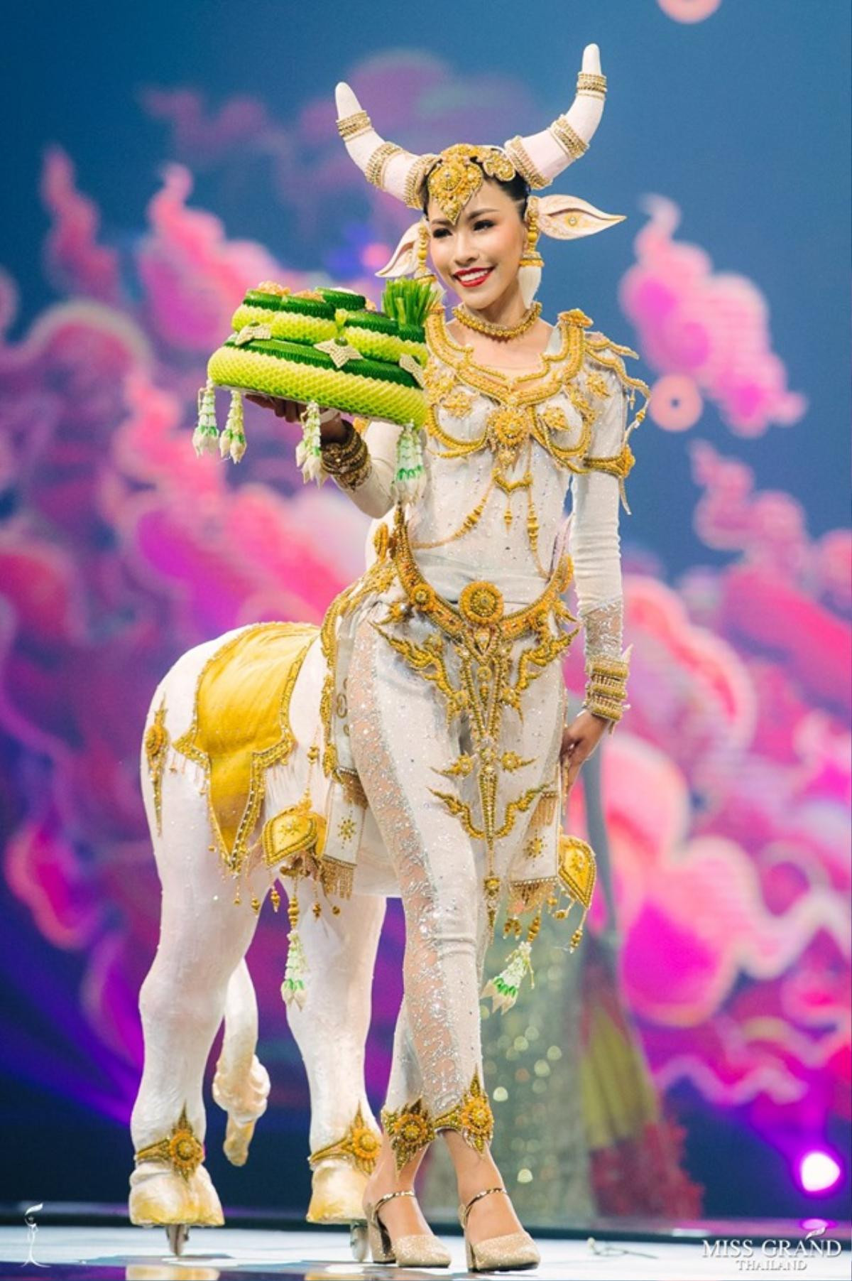 National Costume của Miss Grand Thailand 2019: Nải chuối - Con cua cũng lộng lẫy đến choáng ngợp! Ảnh 4