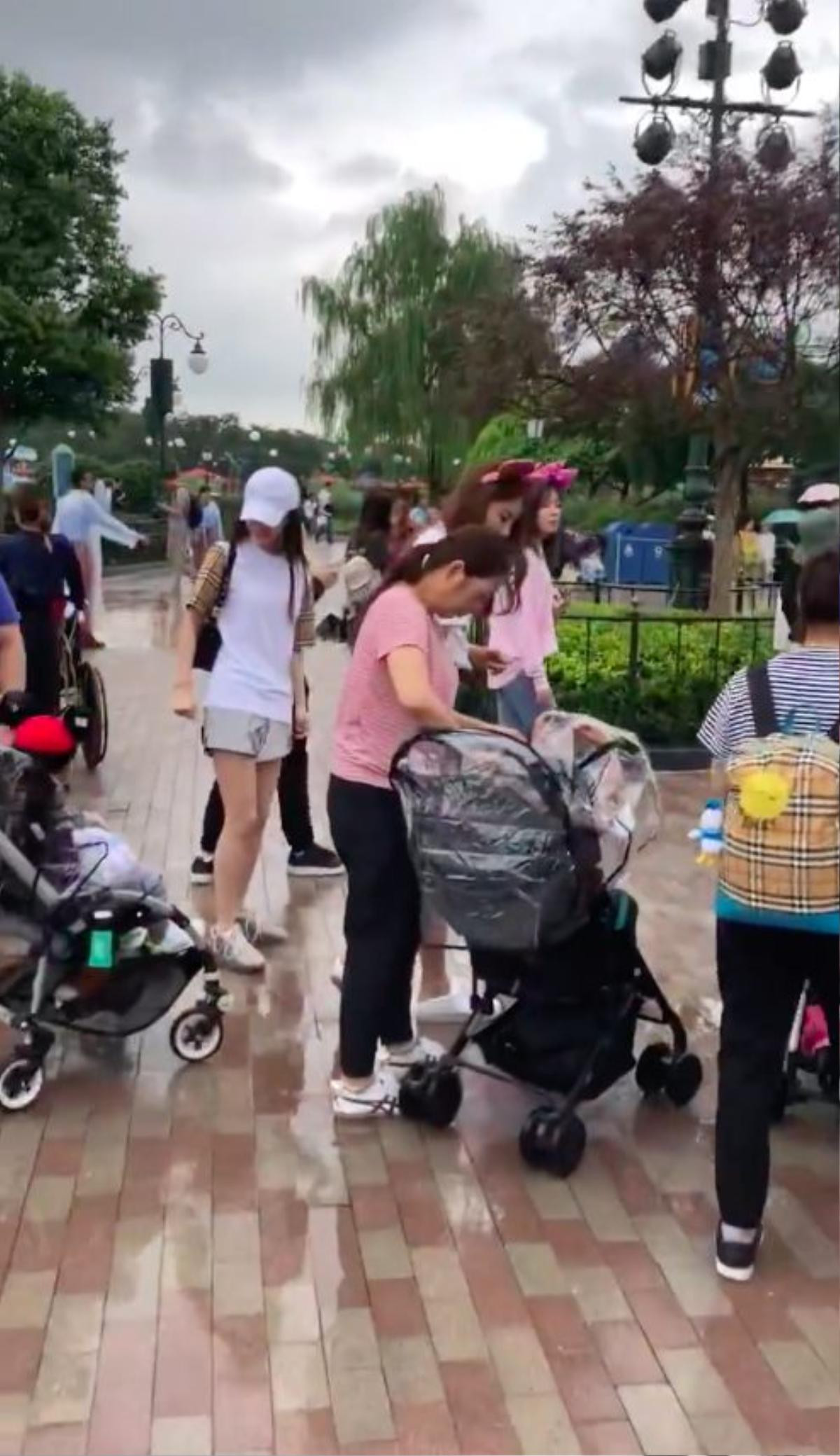 Angelababy mang Tiểu Hải Miên đến Disney chơi, Huỳnh Hiểu Minh tham dự hoạt động không thể đi cùng Ảnh 6