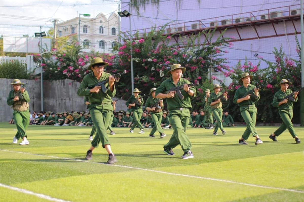 Theo chân sinh viên ĐH Tôn Đức Thắng, khám phá một ngày tập luyện của các 'chiến sĩ' trong kỳ học quân sự ở thao trường đầy nắng Ảnh 6