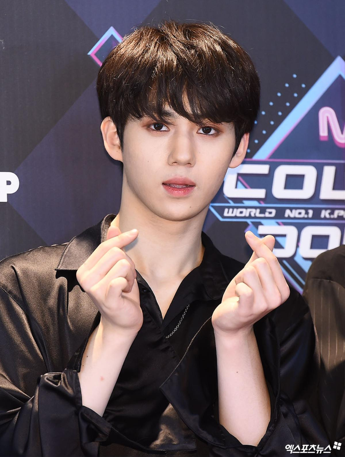 30 thực tập sinh 'Produce X 101' đổ bộ thảm đỏ 'M Countdown', Choi Byung Chan vắng mặt Ảnh 20