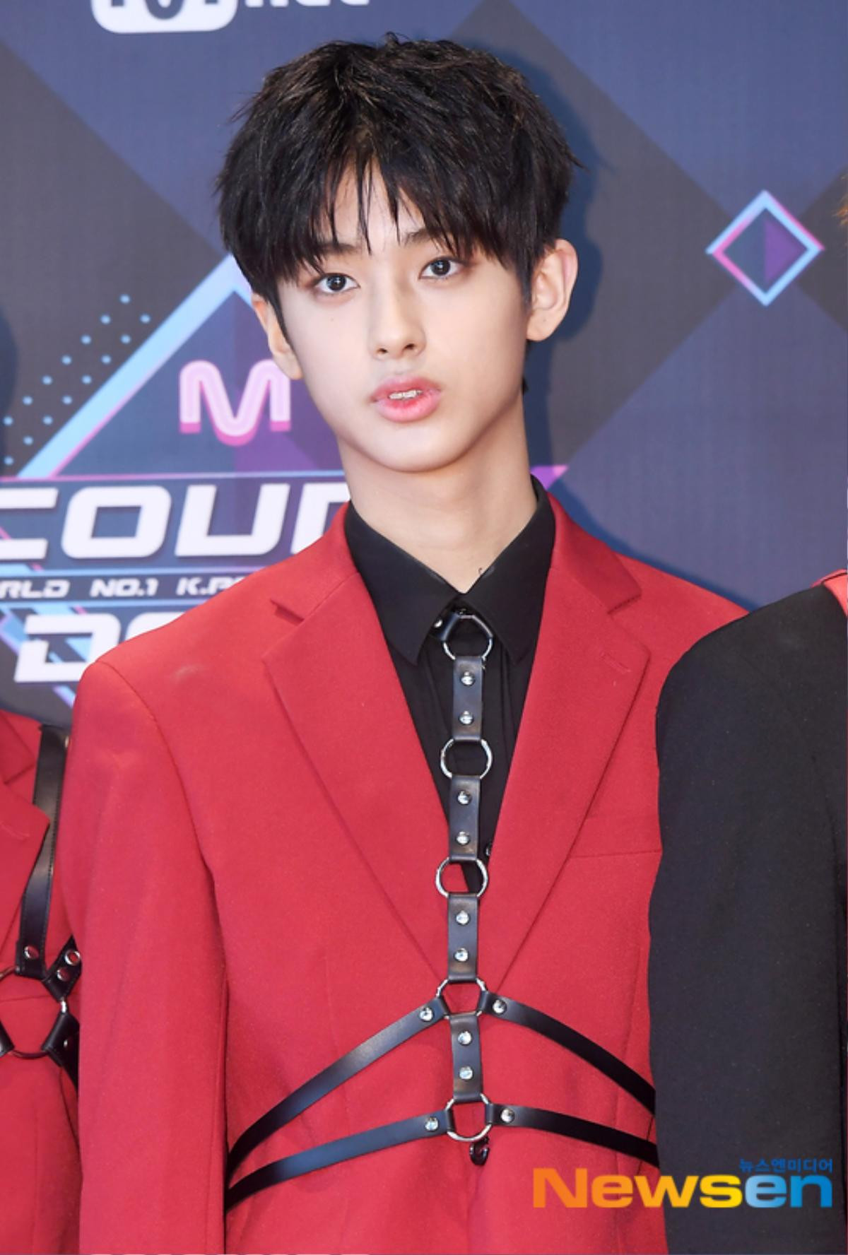 30 thực tập sinh 'Produce X 101' đổ bộ thảm đỏ 'M Countdown', Choi Byung Chan vắng mặt Ảnh 40