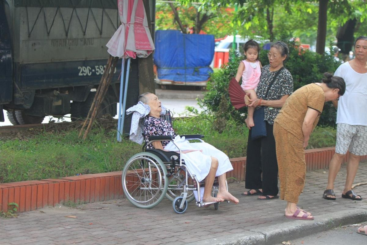 Cháy căn hộ tầng 15 chung cư ở Hà Nội, hàng trăm người sợ hãi sơ tán Ảnh 3