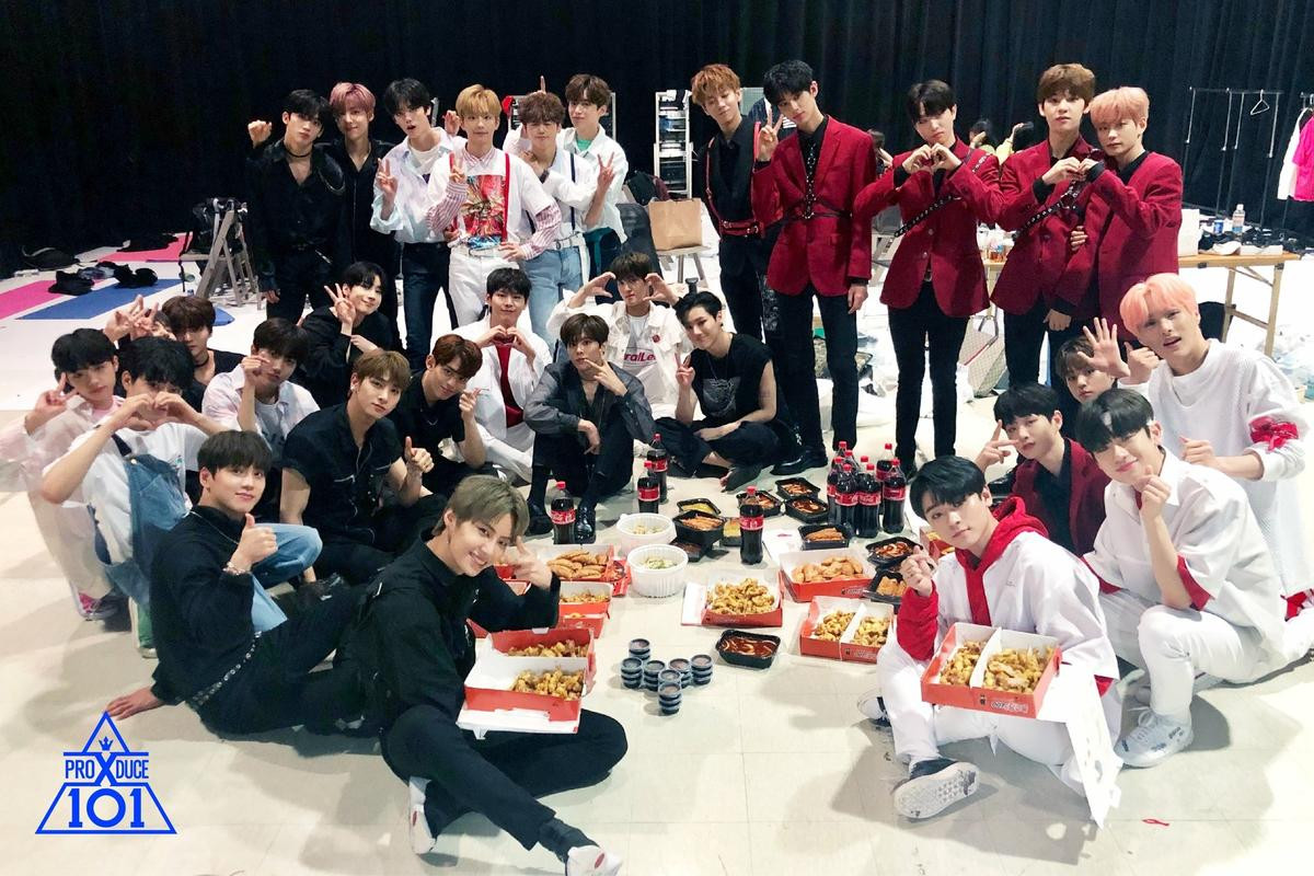 'Produce X 101': Ảnh hậu trường đáng yêu của 31 thực tập sinh trước vòng loại tối nay (12/07) Ảnh 1