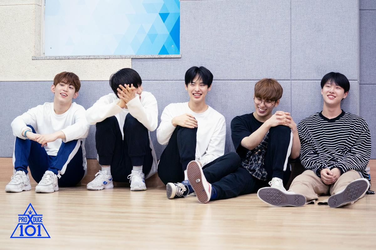 'Produce X 101': Ảnh hậu trường đáng yêu của 31 thực tập sinh trước vòng loại tối nay (12/07) Ảnh 29