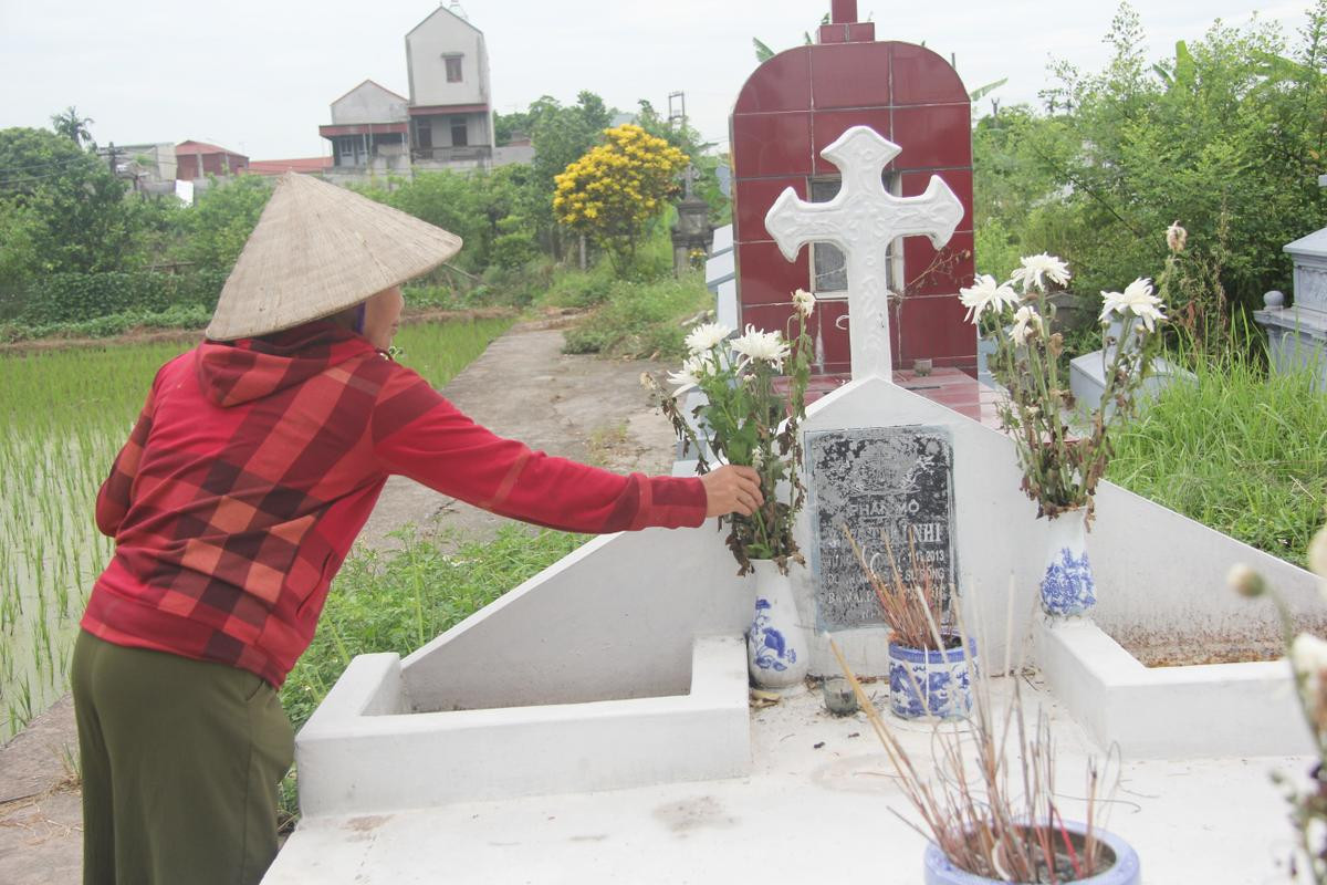 Người đàn bà 10 năm chôn cất hơn 27 nghìn thai nhi bị bỏ rơi: 'Có con không còn nguyên vẹn nhưng bàn tay nhỏ nhắn vẫn níu tay tôi' Ảnh 8