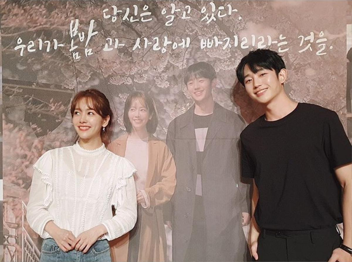 Tập cuối 'Đêm xuân': Jung Hae In nói lời tạm biệt và cảm ơn, Han Ji Min mong fan tìm kiếm được tình yêu Ảnh 8