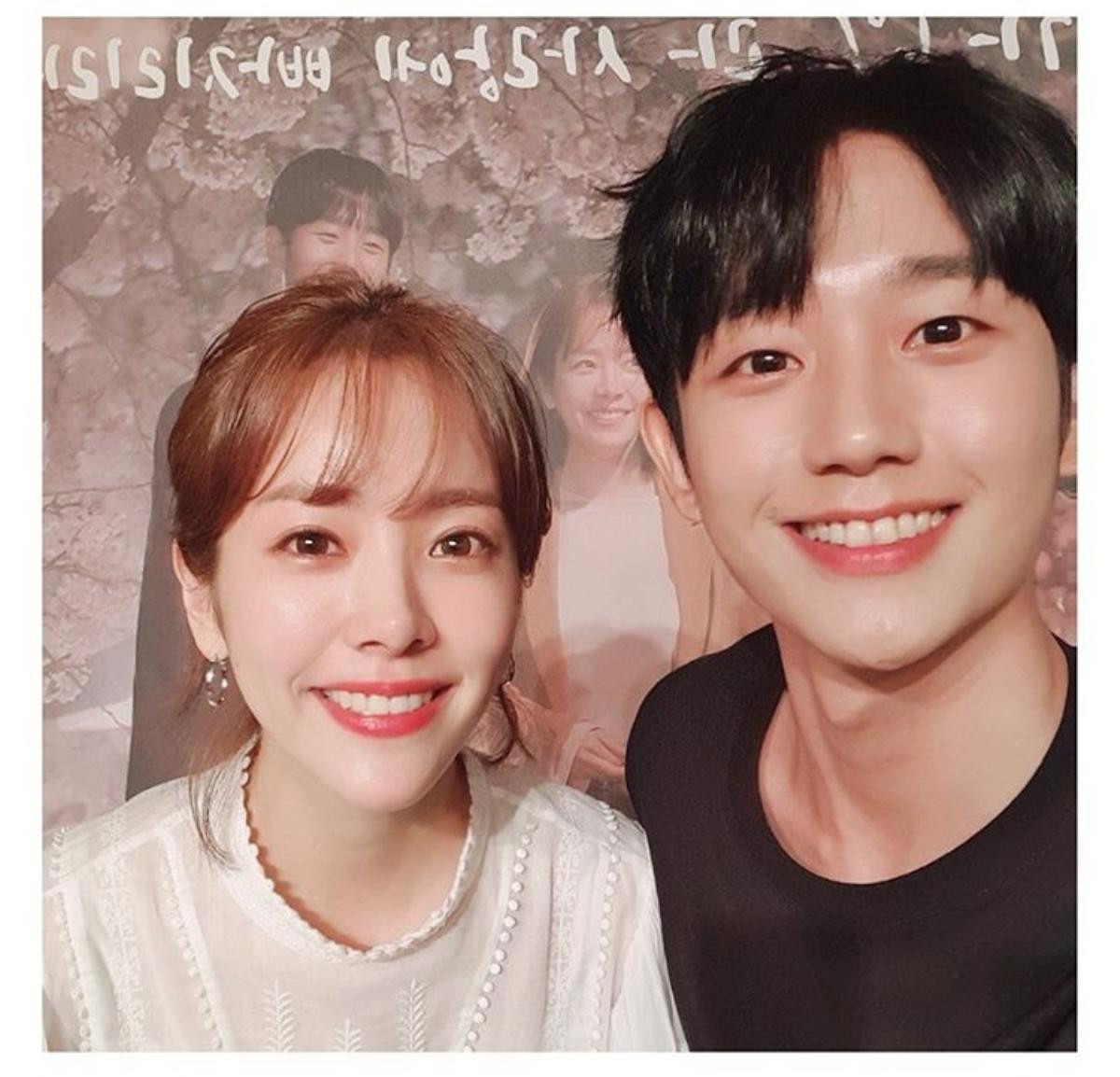 Tập cuối 'Đêm xuân': Jung Hae In nói lời tạm biệt và cảm ơn, Han Ji Min mong fan tìm kiếm được tình yêu Ảnh 1