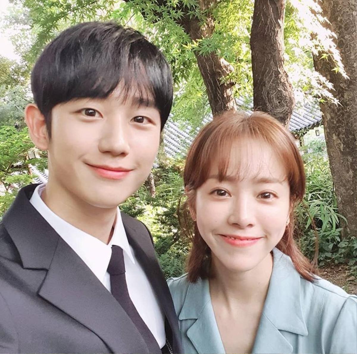 Tập cuối 'Đêm xuân': Jung Hae In nói lời tạm biệt và cảm ơn, Han Ji Min mong fan tìm kiếm được tình yêu Ảnh 2