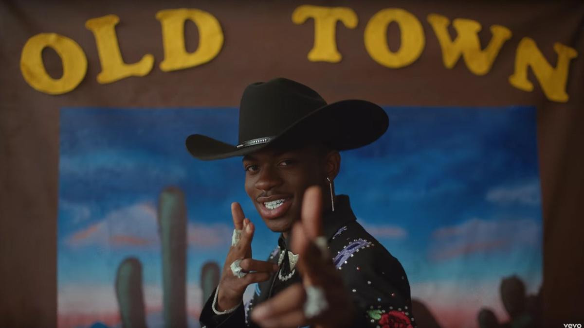 Lil Nas X tham vọng xô đổ kỷ lục của Mariah Carey: Chính thức ra mắt bản remix tiếp theo cho Old Town Road Ảnh 3