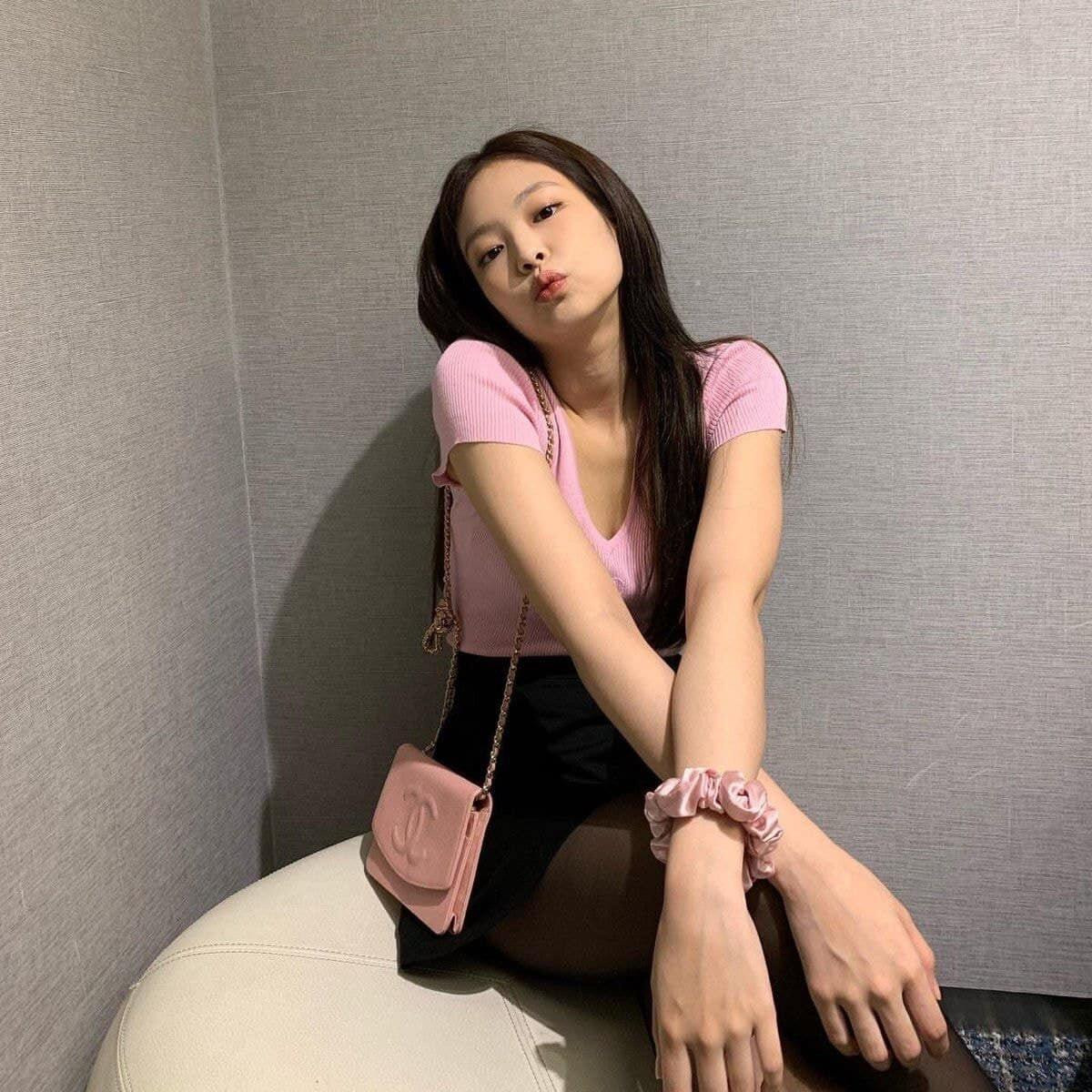 Jennie (Blackpink) đột nhiên ‘bánh bèo hóa’ diện trang phục nữ tính hớp hồn fan tại sân bay Ảnh 6