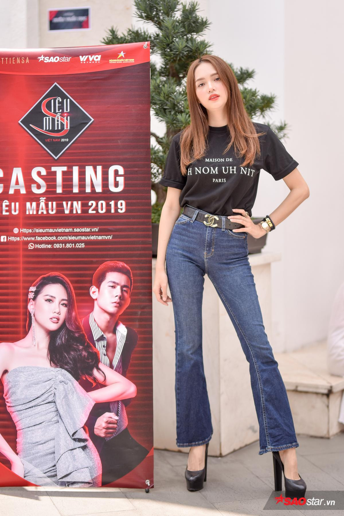 Không váy áo lộng lẫy, hoa hậu Hương Giang vẫn thần thái ngút ngàn Casting Siêu mẫu Việt Nam 2019 Ảnh 4