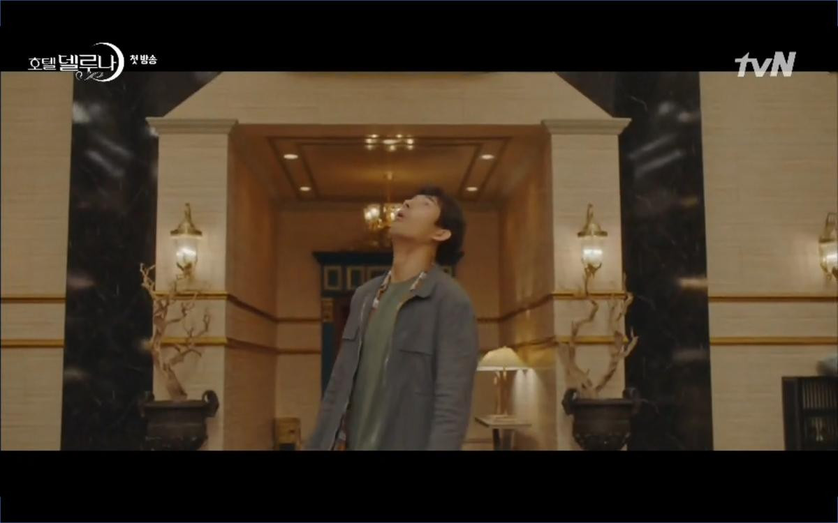 Phim 'Hotel Del Luna' tập 1: Yeo Goo Jin bị cha ruột lập khế ước bán cho IU ngay từ nhỏ Ảnh 34