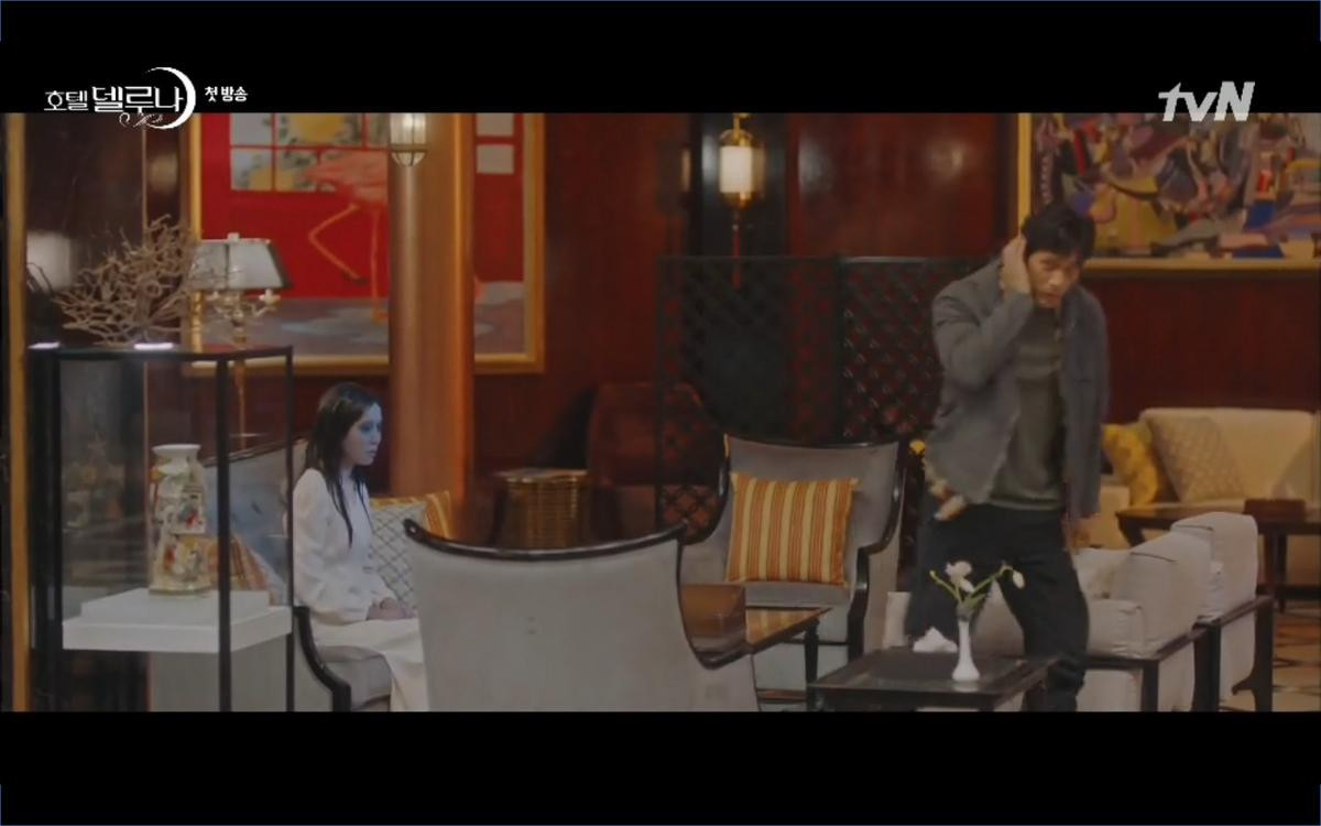 Phim 'Hotel Del Luna' tập 1: Yeo Goo Jin bị cha ruột lập khế ước bán cho IU ngay từ nhỏ Ảnh 38