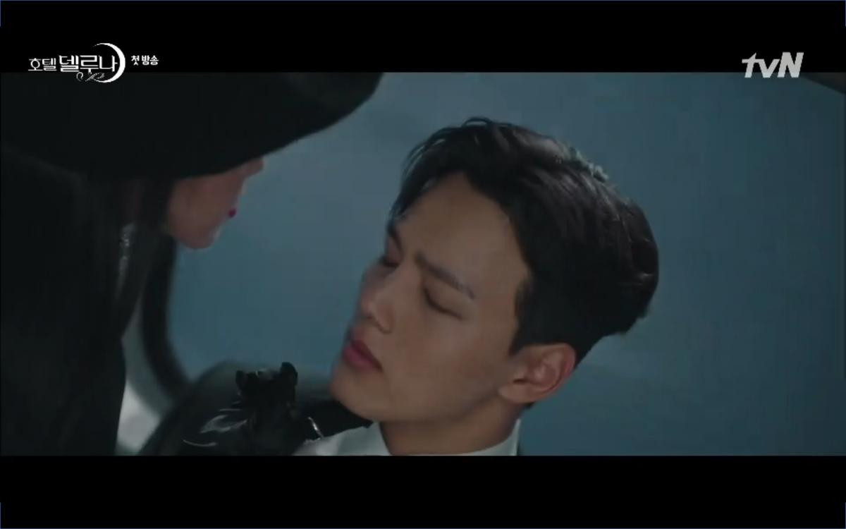 Phim 'Hotel Del Luna' tập 1: Yeo Goo Jin bị cha ruột lập khế ước bán cho IU ngay từ nhỏ Ảnh 68