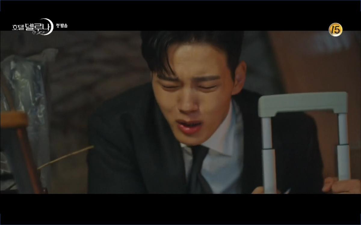 Phim 'Hotel Del Luna' tập 1: Yeo Goo Jin bị cha ruột lập khế ước bán cho IU ngay từ nhỏ Ảnh 72