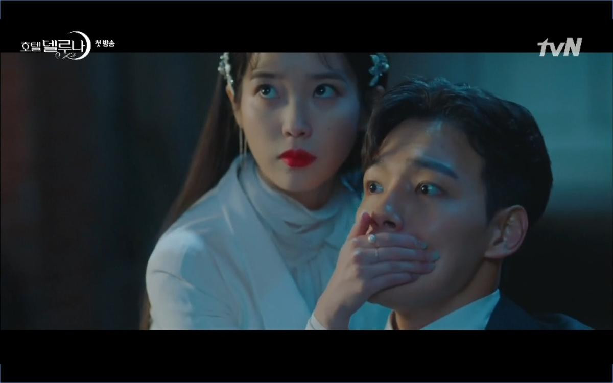 Phim 'Hotel Del Luna' tập 1: Yeo Goo Jin bị cha ruột lập khế ước bán cho IU ngay từ nhỏ Ảnh 73