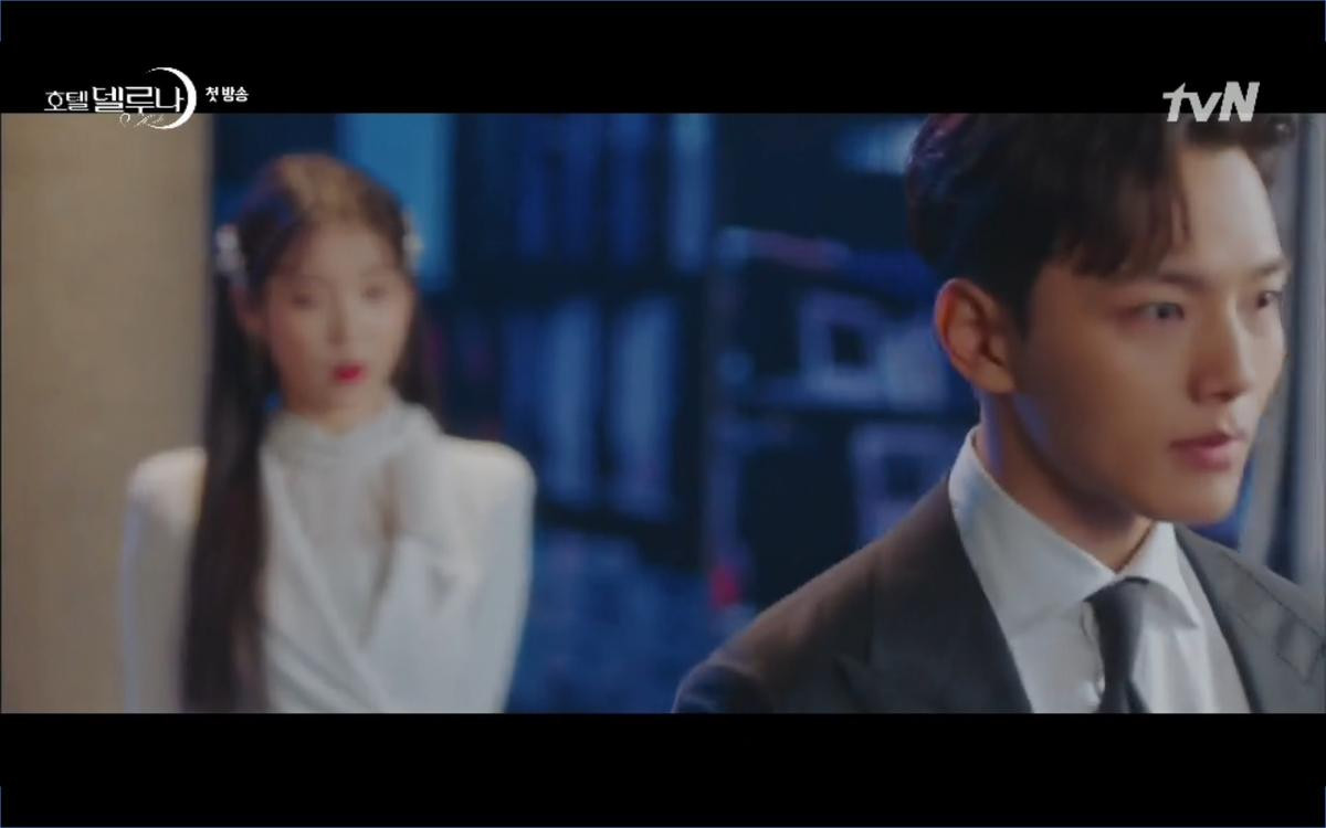 Phim 'Hotel Del Luna' tập 1: Yeo Goo Jin bị cha ruột lập khế ước bán cho IU ngay từ nhỏ Ảnh 93