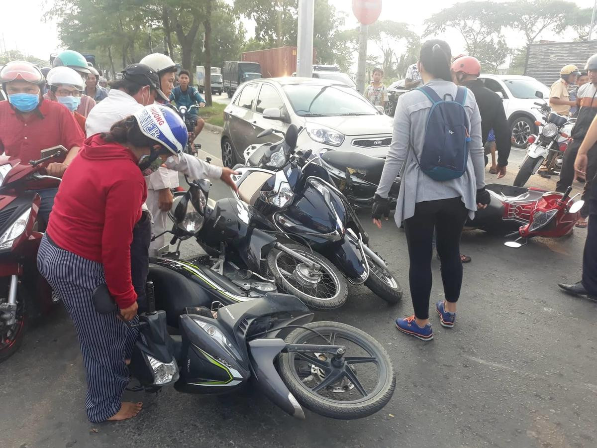 Ô tô 4 chỗ tông hàng loạt xe máy dừng đèn đỏ, tài xế giải thích 'thôi nôi con nên uống chút rượu' Ảnh 2