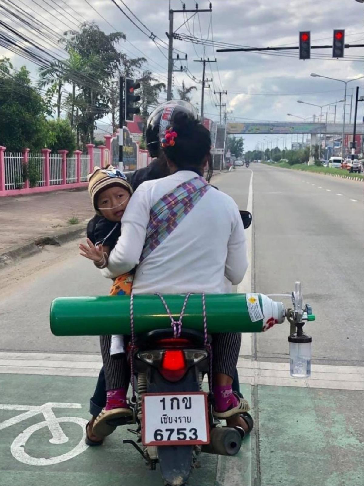 Không ai yêu thương con bằng cha mẹ: Cặp vợ chồng vượt 120 km 2 ngày 1 lần để đổi bình oxy giữ mạng con Ảnh 1