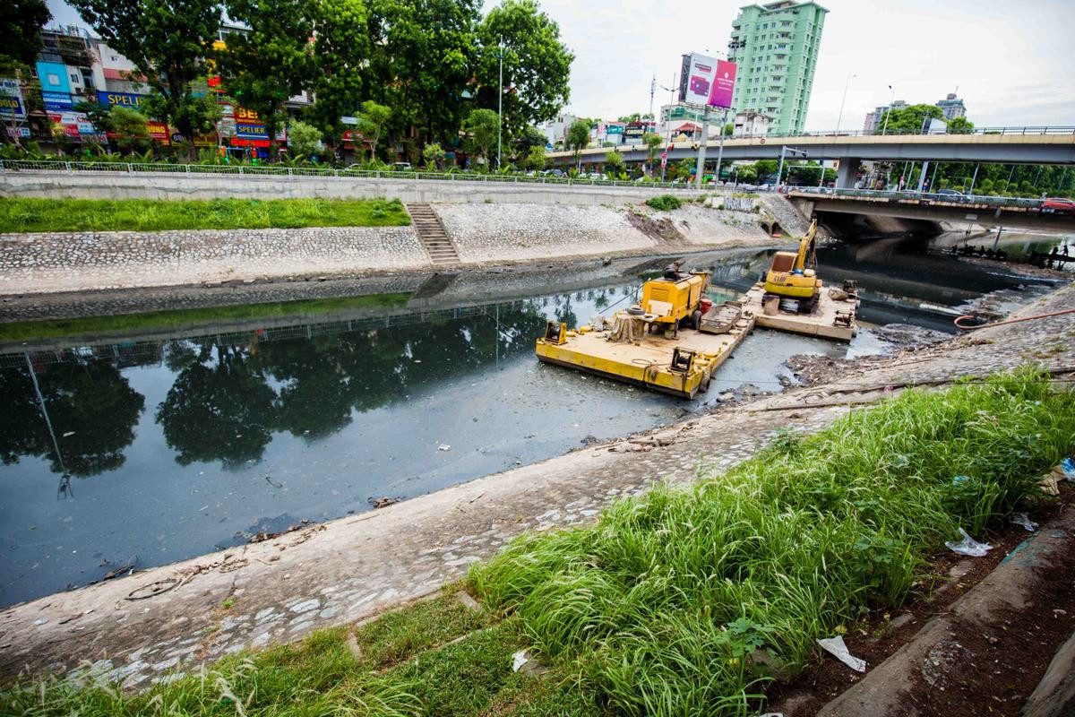 Sông Tô Lịch đen kịt trở lại sau 3 ngày nhận 1 triệu m3 nước từ Hồ Tây, cá chết nổi đầy hai bên bờ Ảnh 6