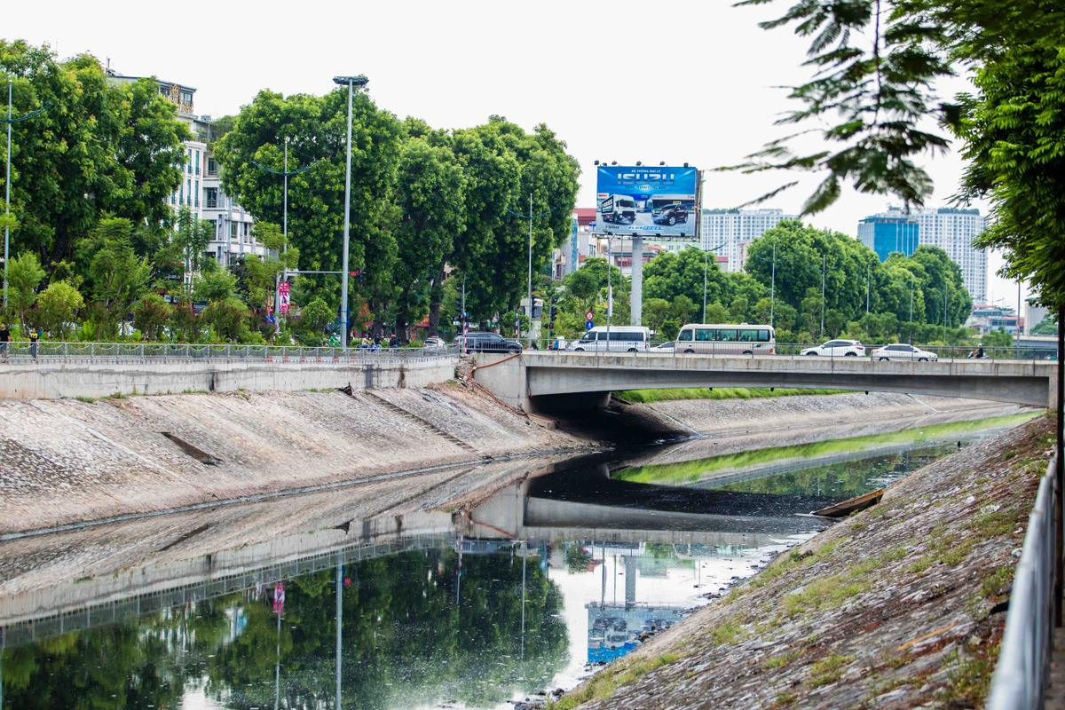 Sông Tô Lịch đen kịt trở lại sau 3 ngày nhận 1 triệu m3 nước từ Hồ Tây, cá chết nổi đầy hai bên bờ Ảnh 5