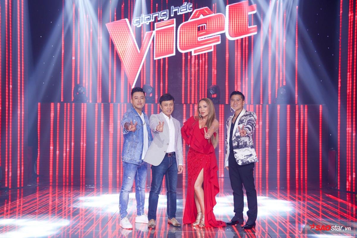 Bán kết The Voice 2019: Thanh Hà - Hồ Hoài Anh vui vẻ selfie, Tuấn Ngọc - Tuấn Hưng hồi hộp chờ Top 5 lộ diện Ảnh 2