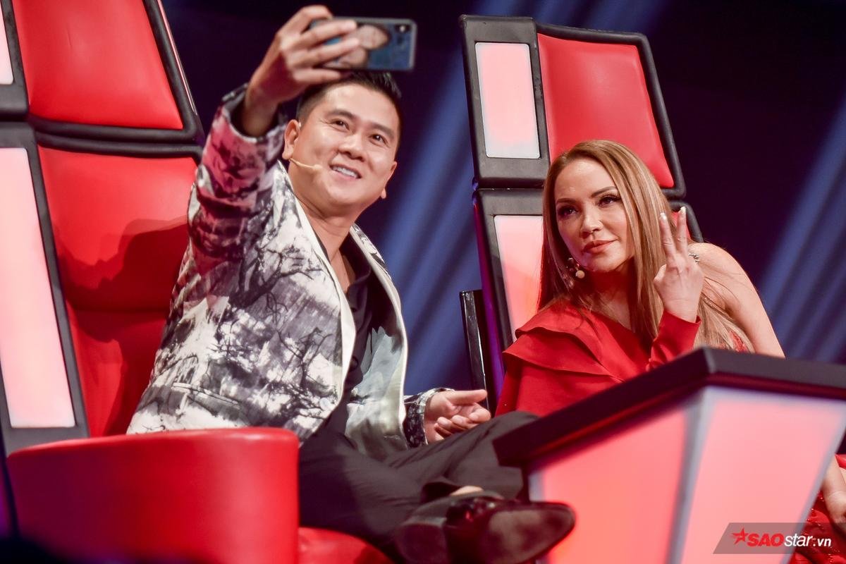 Bán kết The Voice 2019: Thanh Hà - Hồ Hoài Anh vui vẻ selfie, Tuấn Ngọc - Tuấn Hưng hồi hộp chờ Top 5 lộ diện Ảnh 4