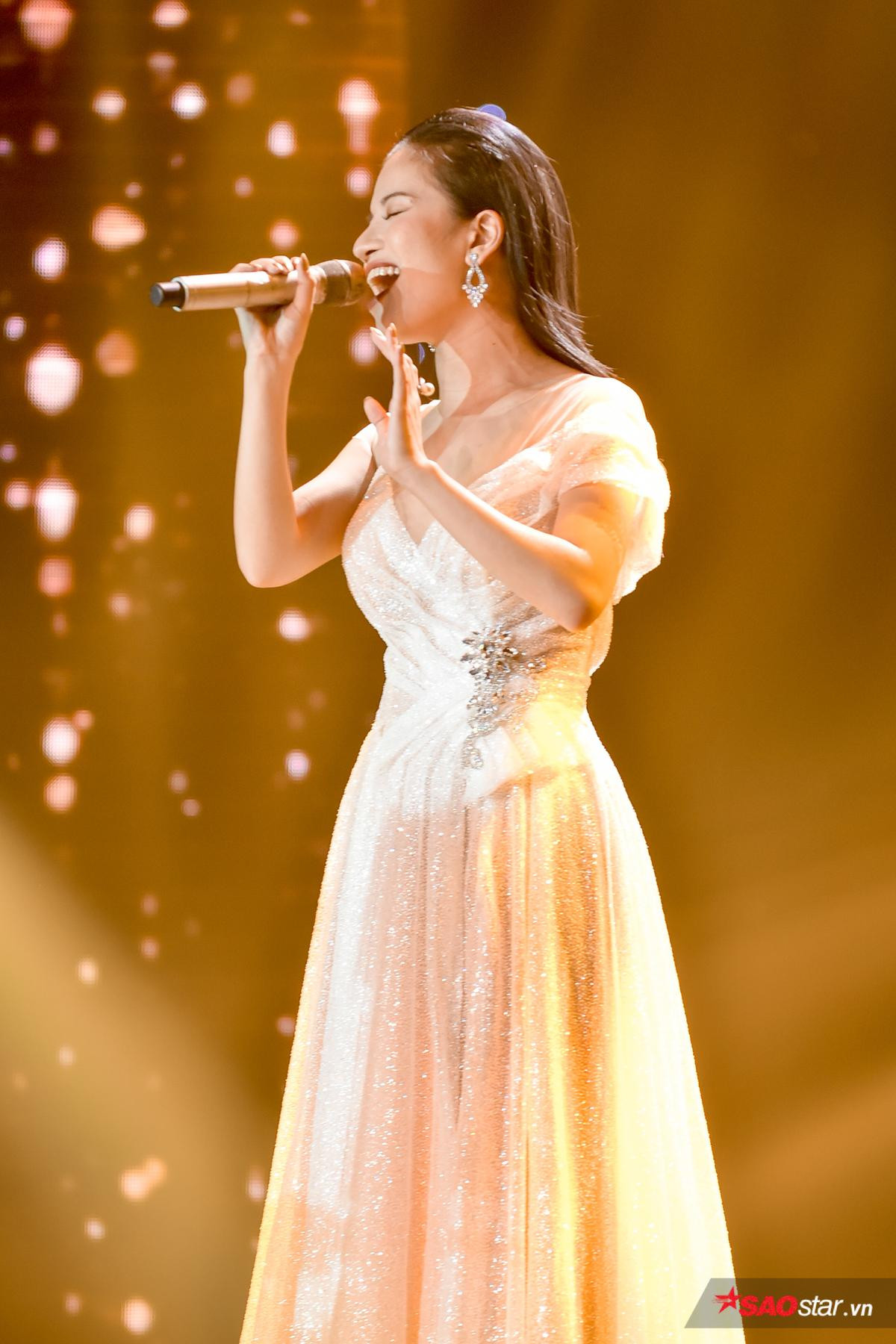 Chẳng phụ lòng fan, Lâm Bảo Ngọc hát 'Never Enough' khuynh đảo đêm Bán kết The Voice 2019 Ảnh 3