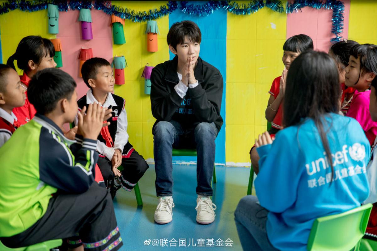 Khoảnh khắc đẹp khi Vương Nguyên (TFBOYS) làm thiện nguyện ở trường học vùng sâu vùng xa Ảnh 4